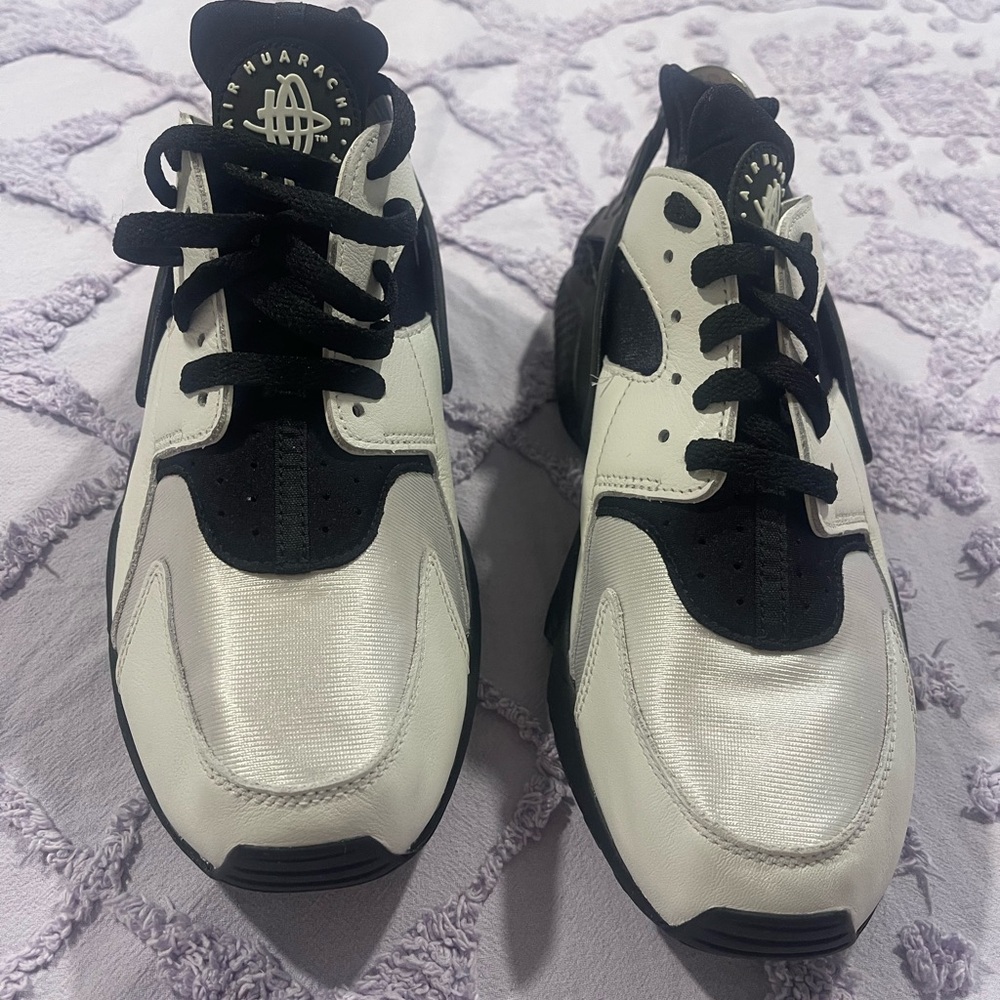 Nike Air Huarache Orca Black and Cream Sneakers 10.5 like new
